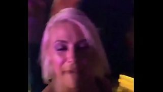 Η Λάουρα τραγουδά σέξι χορό και βυζιά